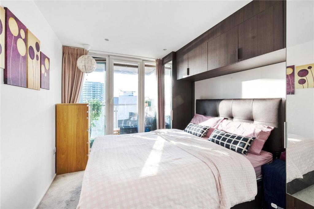 Two Bedroom Apartment - London Excel Stays Екстериор снимка