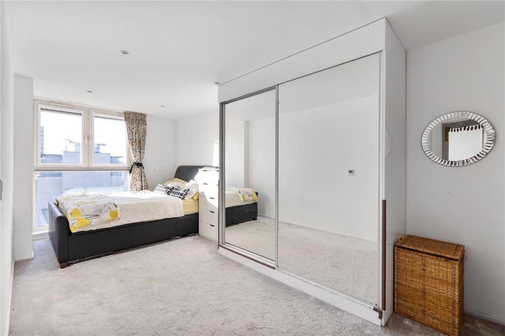 Two Bedroom Apartment - London Excel Stays Екстериор снимка