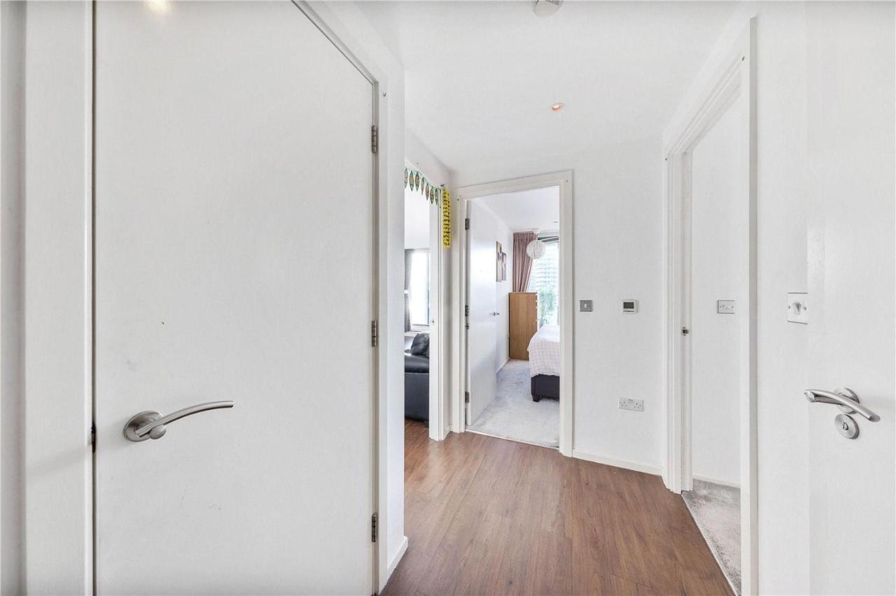 Two Bedroom Apartment - London Excel Stays Екстериор снимка